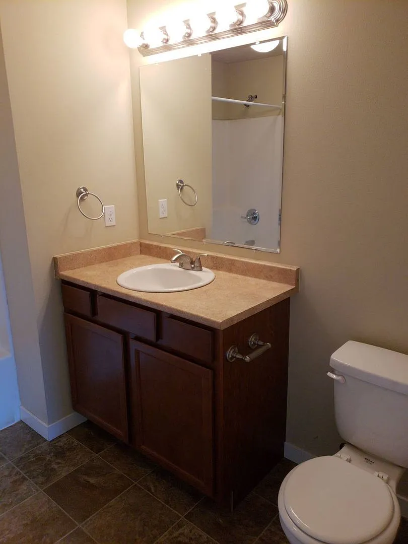 2 Bedroom 1.5 Bathroom Apartment in Bellingham — Photo 3
