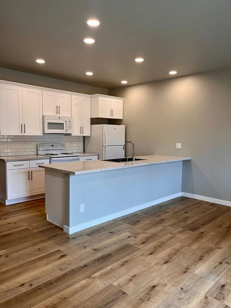 Medford, OR 2 Bedrooms with Both En-Suite Bathrooms, New Construction, $2295.00 a Month — Photo 4