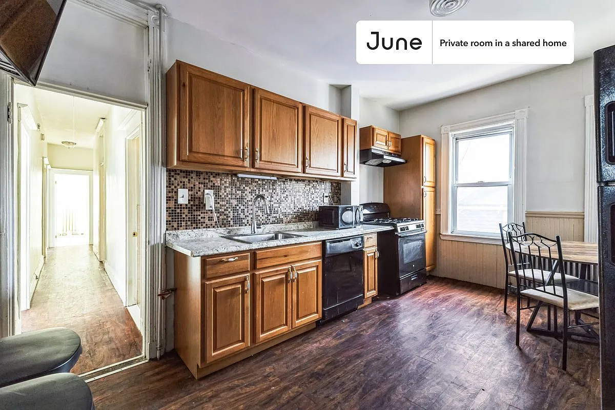 Queen bedroom in 5 bed/1.5 bath home in Harvard Square (Cambridge) #1809 C — Photo 3