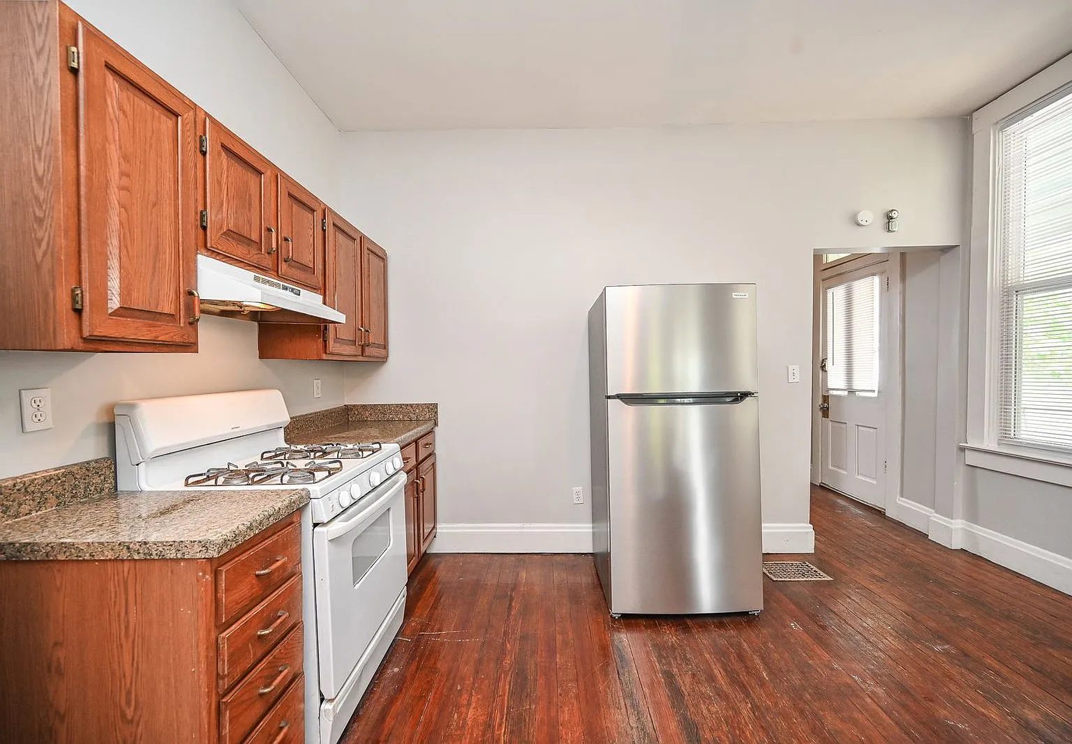 4 bed, 2.0 bath, 2080 sqft, $3,295 — Photo 4