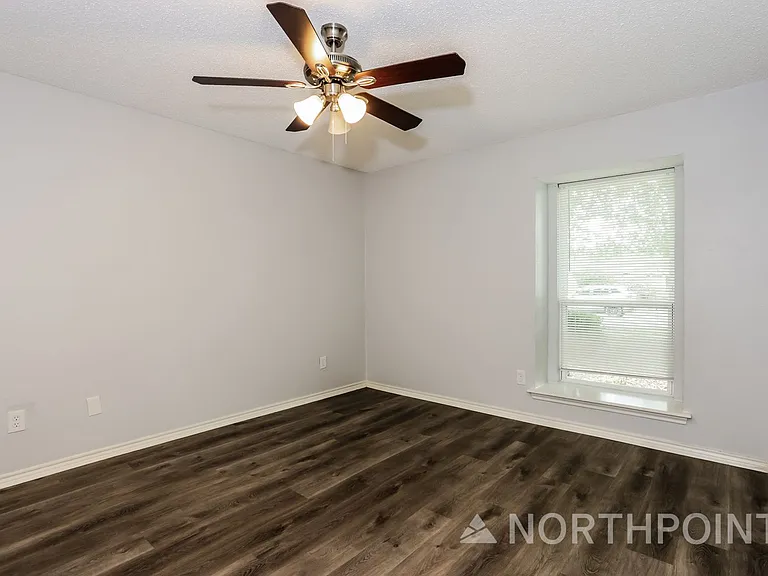 422 Ash Ln — Photo 10