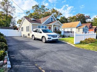 18 Weeks Ave, Central Islip, NY 11722