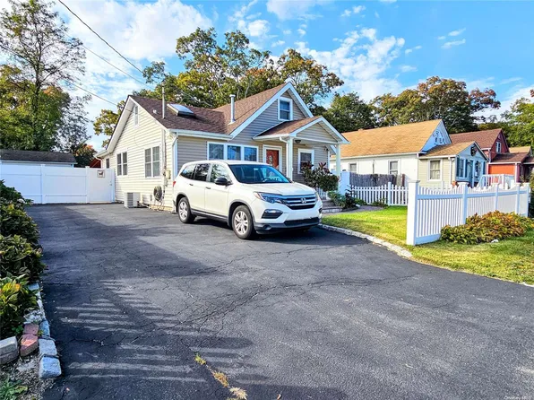 18 Weeks Avenue, Central Islip, NY 11722