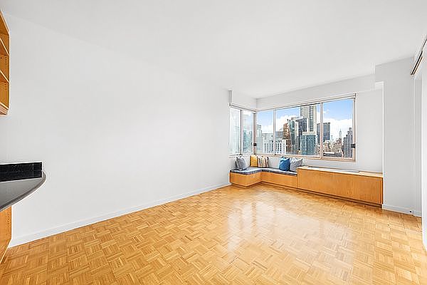1st image of 350 W 50th St APT 31C