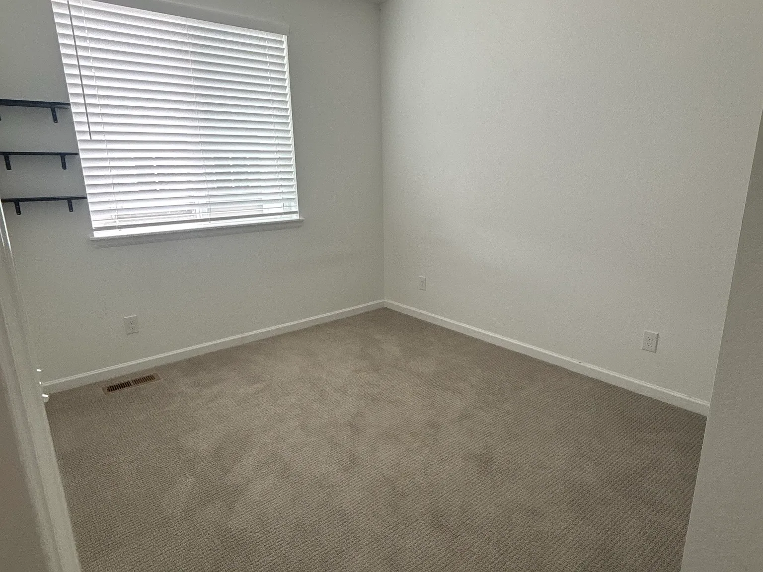 3 bed, 2.5 bath, 1420 sqft, $800 — Photo 2