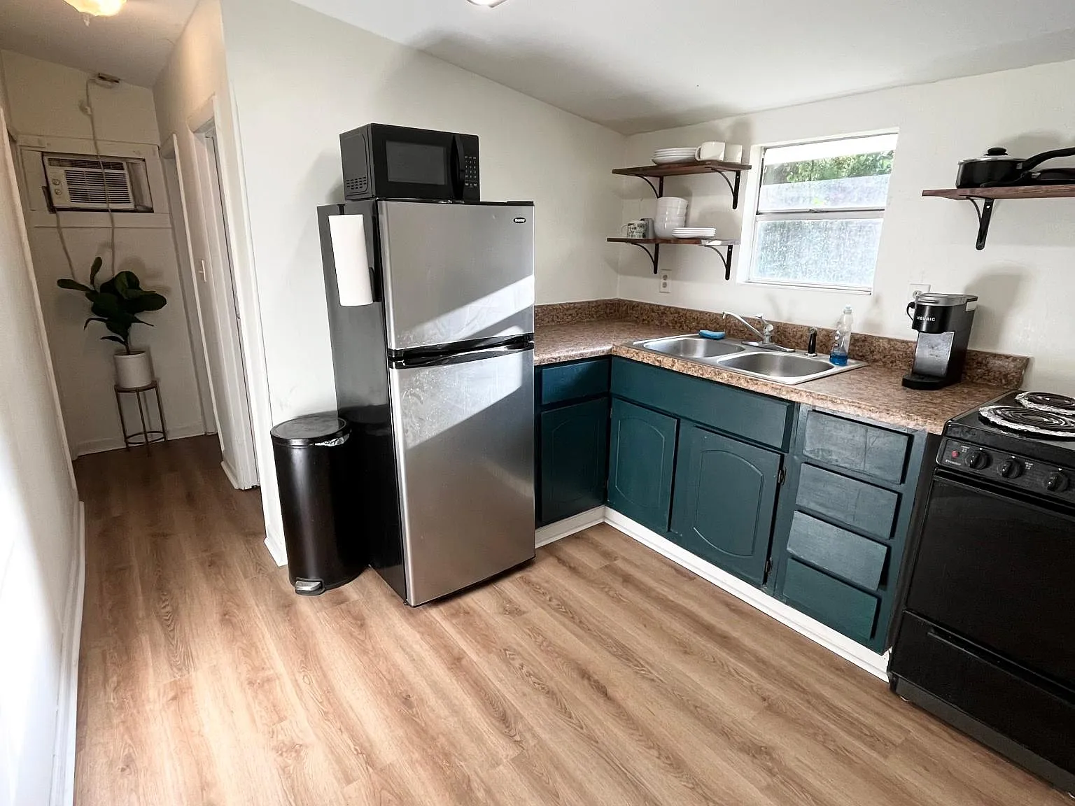 2142 Herschel St — Photo 3