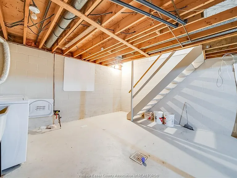 5486 Lassaline Ave — Photo 25