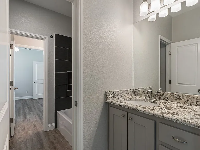 2404 W Lowden St — Photo 12