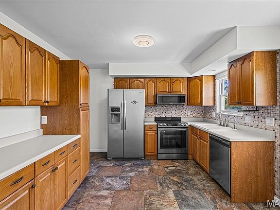 3rd image of 420 Canary Ln