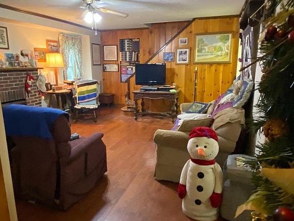 4th image of 1402 Village Ln