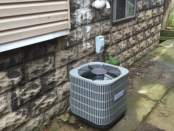 4th image of 836 Elmwood St