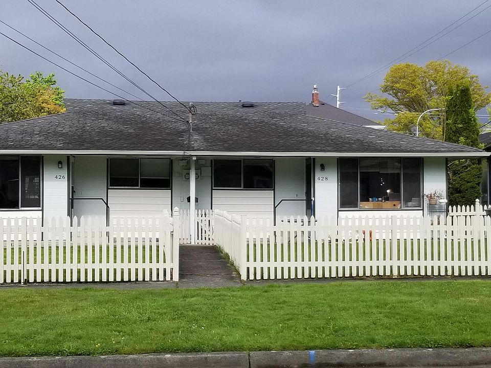 Ideally located close to downtown Snohomish. Fenced front yard for your and fiddo's enjoyment.