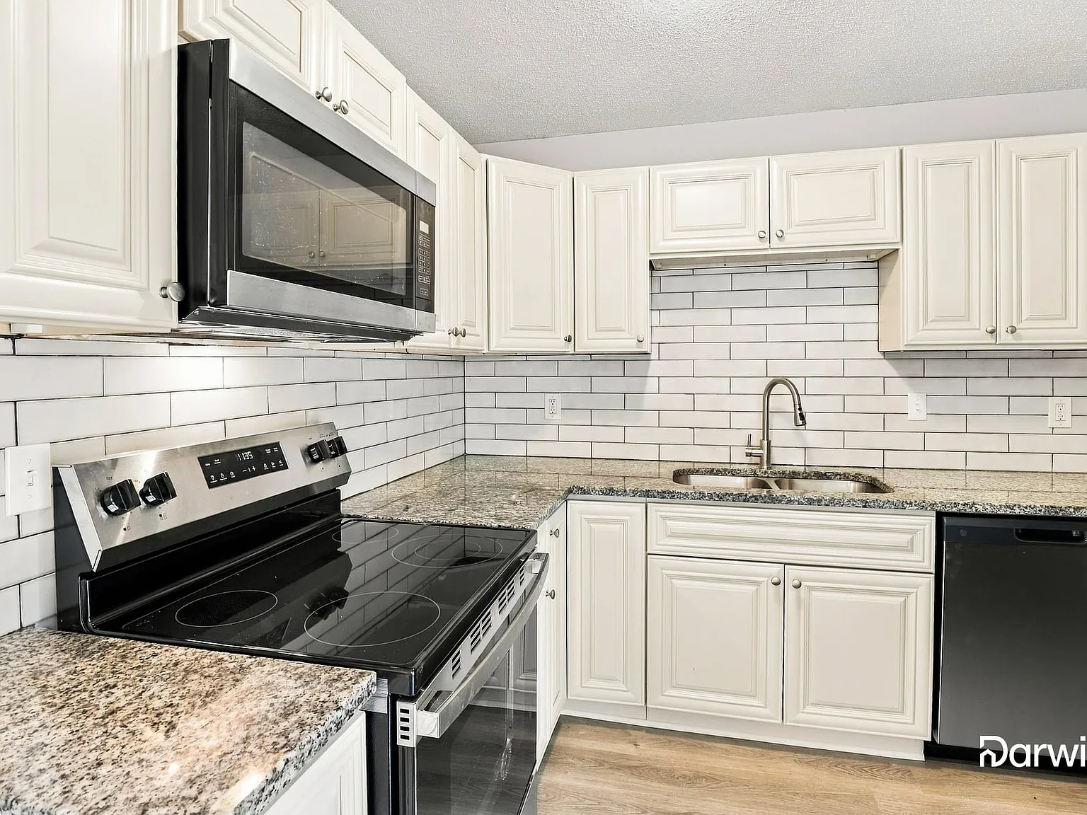 3 bed, 1.0 bath, 1375 sqft, $1,570 — Photo 2