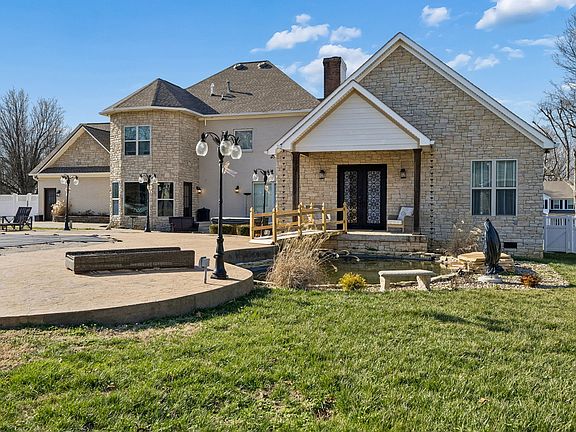 4th image of 1045 Claremont Dr