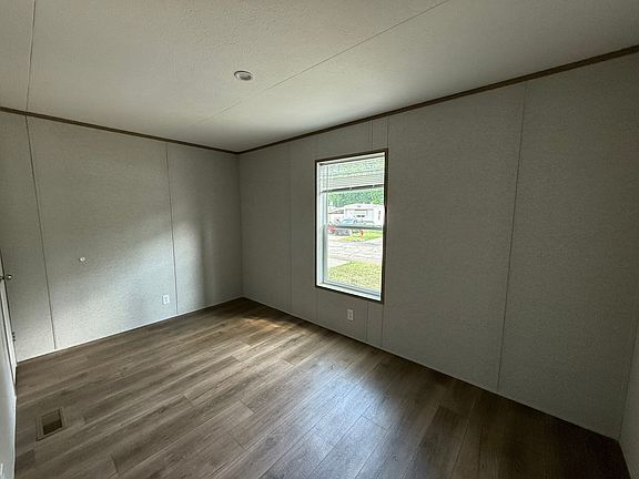 3rd image of 117 Kentucky Dr
