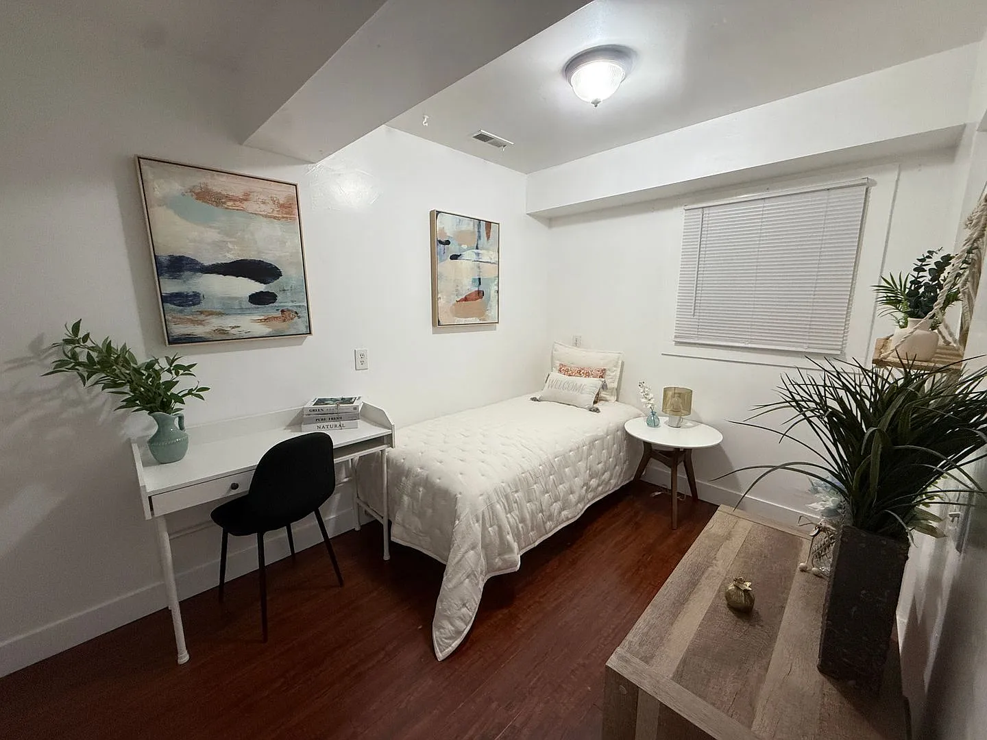 Affordable Furnished Girl Budget Room Downtown — Photo 3