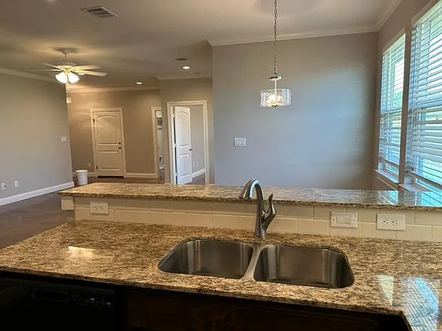 4 bed, 1574 sqft, $2,100 — Photo 4