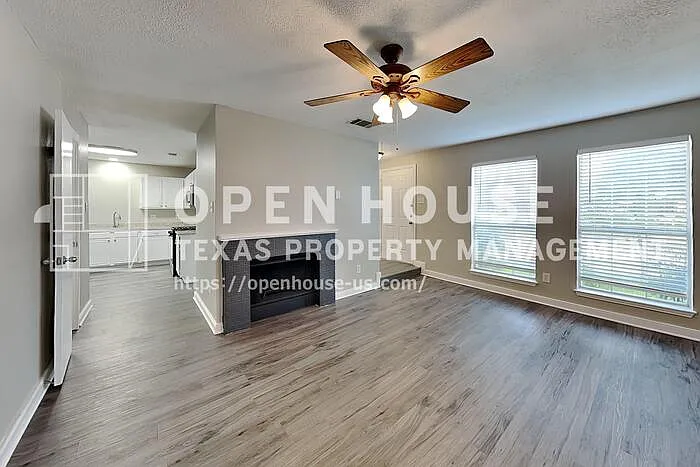 1005 Lake Bluff Dr — Photo 4