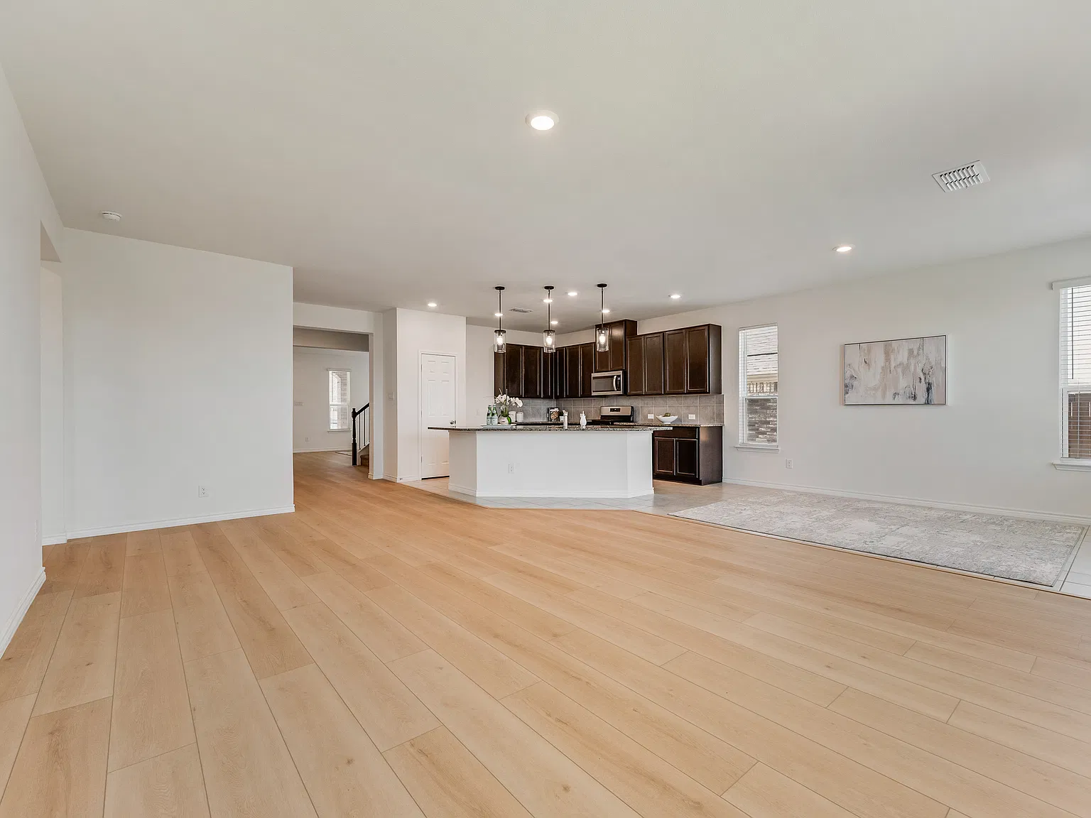 977 Adair Dr — Photo 2