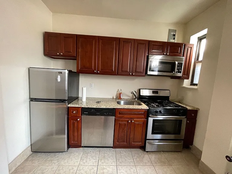 Sevilla Grande - Renovated Units at Journal Square Path — Photo 10