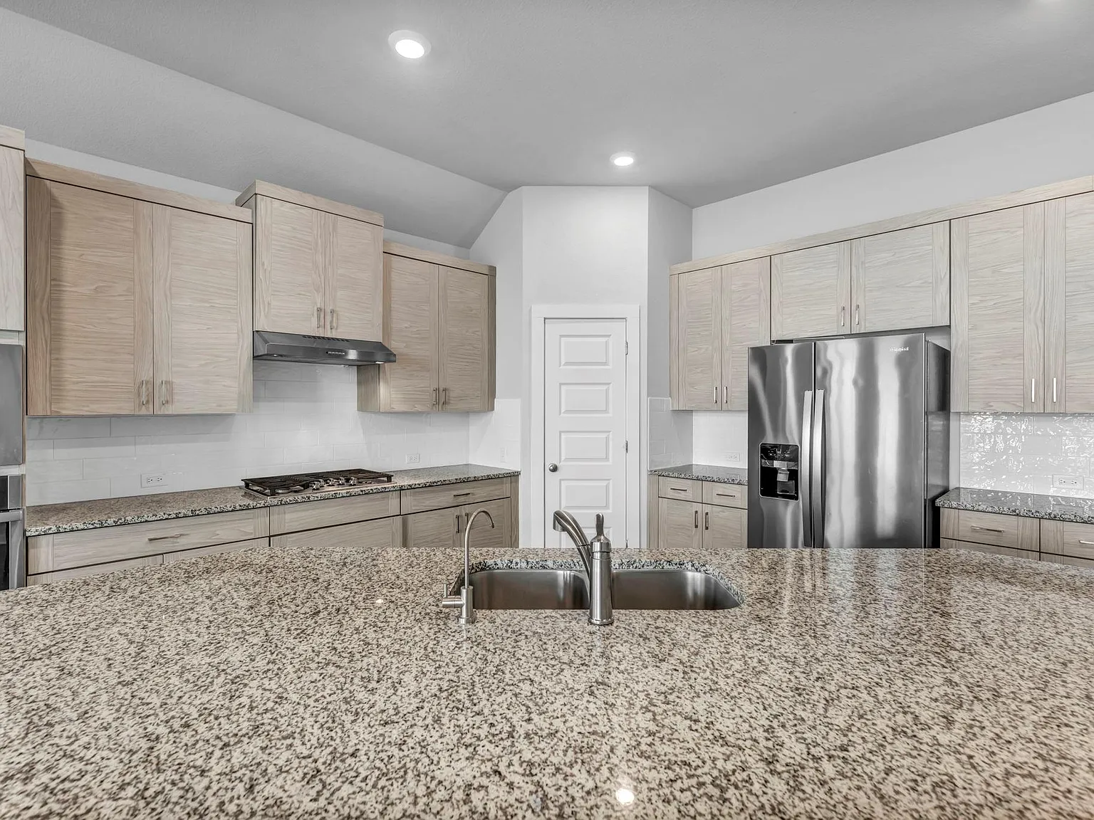 3 bed, 2.5 bath, 2390 sqft, $2,395 — Photo 3