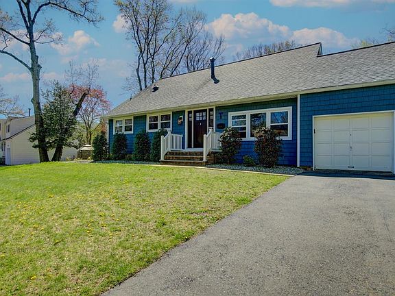 3rd image of 18 Sandalwood Dr