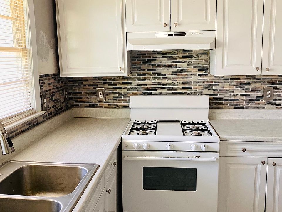 2nd image of 652 Elinor Pl NW #B
