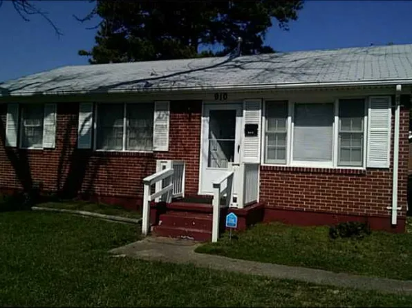 910 Mineo Ln, Portsmouth, VA 23701