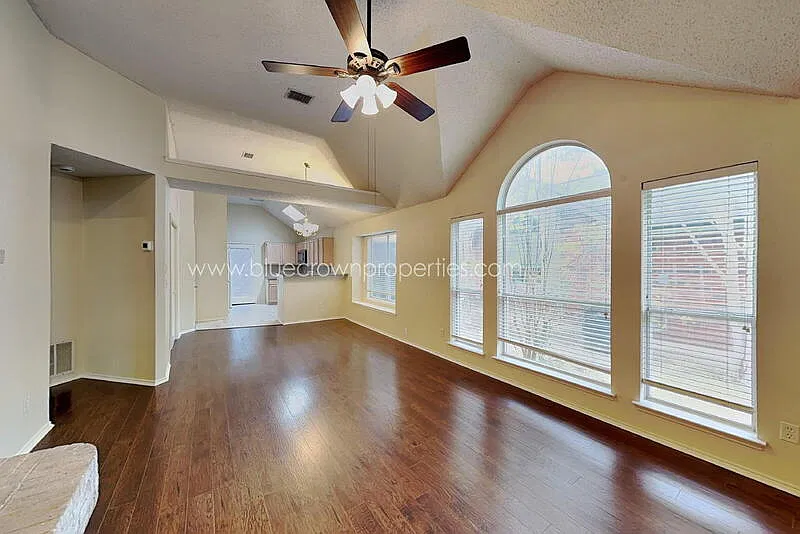 3 bed, 2.0 bath, 1285 sqft, $2,050 — Photo 3