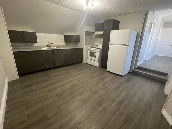 3rd image of 146 Balsam St N #2
