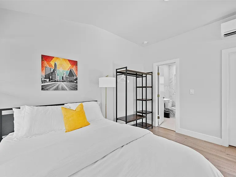 2201 Leon St #D — Photo 15