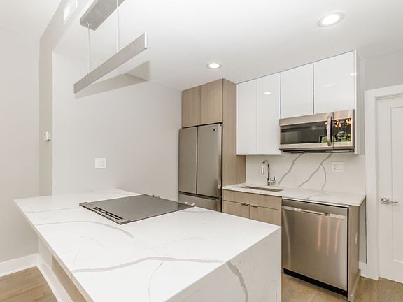 2nd image of 1421 N Dearborn St APT 402