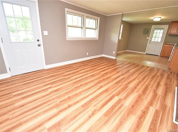 3rd image of 1605 W 4th Ave