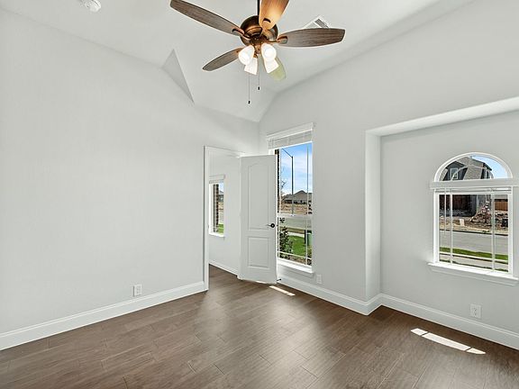4th image of 909 Superbloom Ave