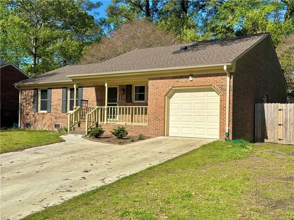 8 Phyllis Ln, Hampton, VA 23666