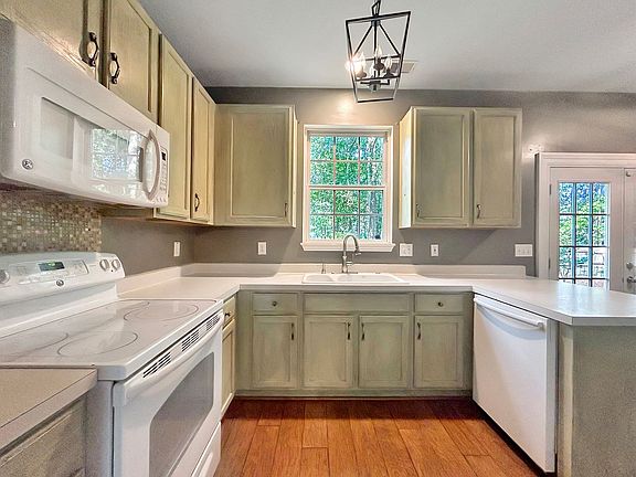 5th image of 106 York Ct