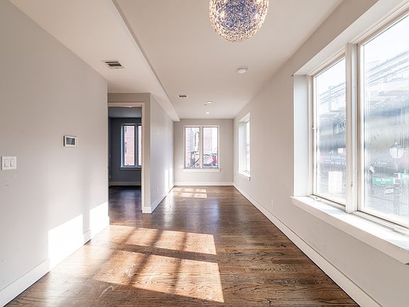 4th image of 573 Van Buren St #2L