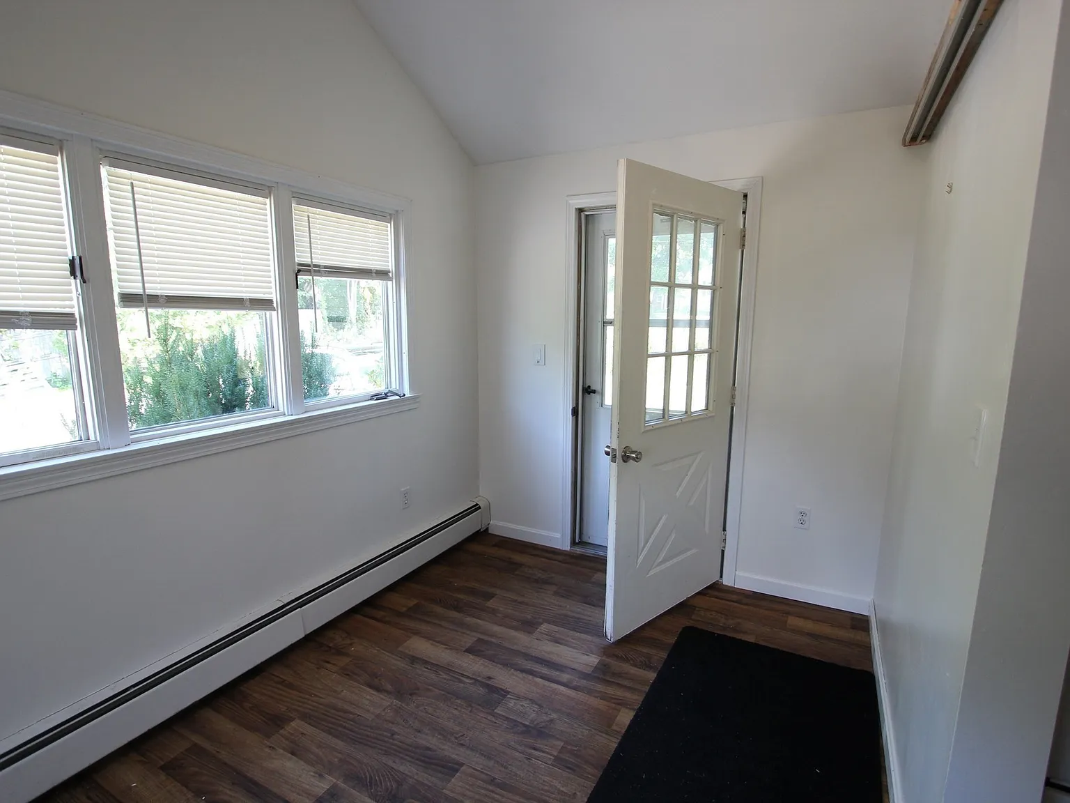 3 bed, 1.0 bath, 1312 sqft, $3,300 — Photo 2