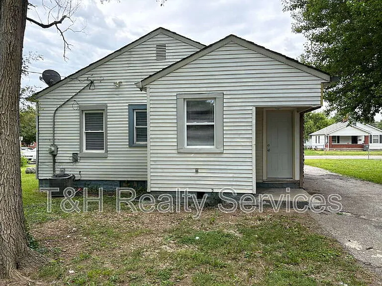 1951 N Bosart Ave — Photo 9
