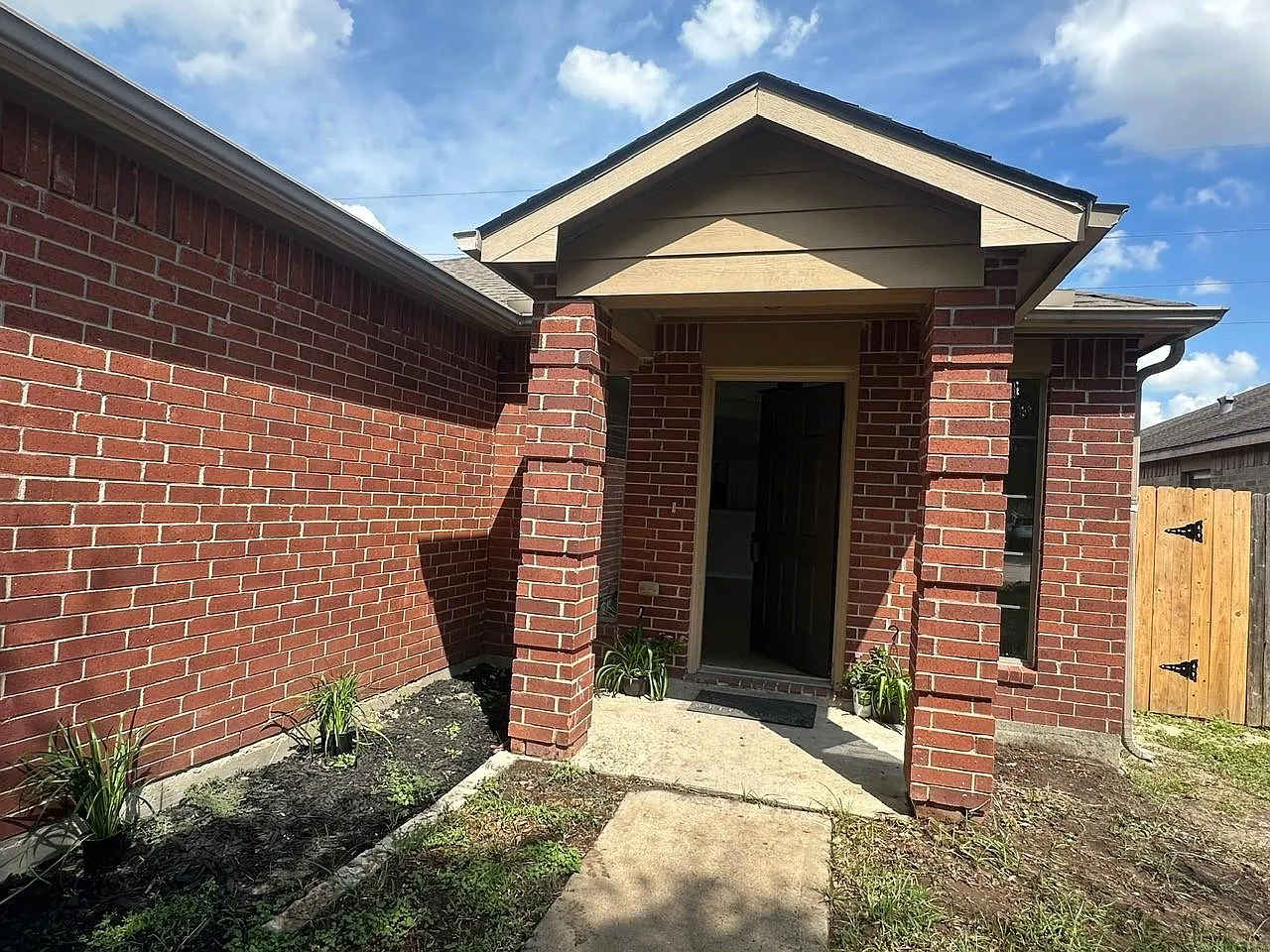 4 bed, 2.0 bath, 1560 sqft, $1,800 — Photo 3