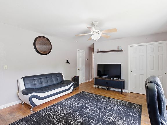 5th image of 613 E 15th St