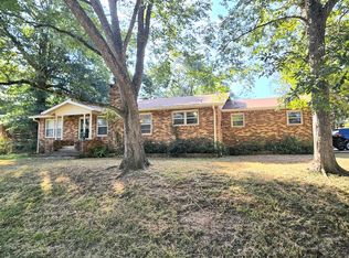 402 Indian Creek Dr, Palestine, TX