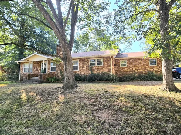 402 Indian Creek Dr, Palestine, TX 75801