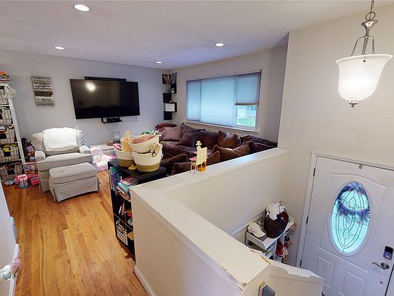 3rd image of 106 Ronkonkoma Blvd
