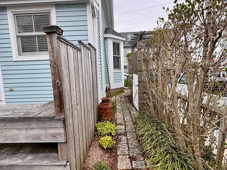 21 Diving St — Photo 7
