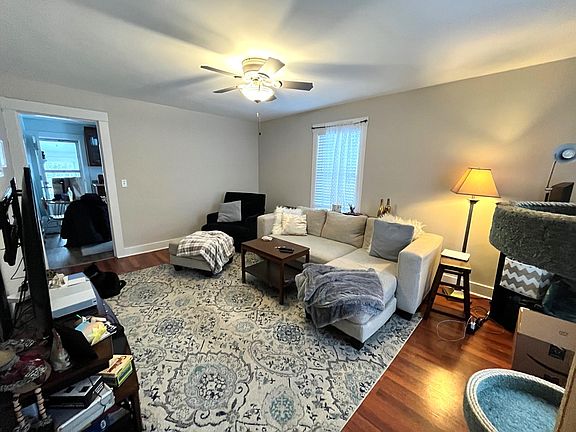 Living towards kitchen