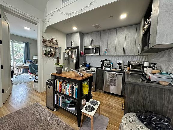 3rd image of 1636 De Kalb Ave #3C