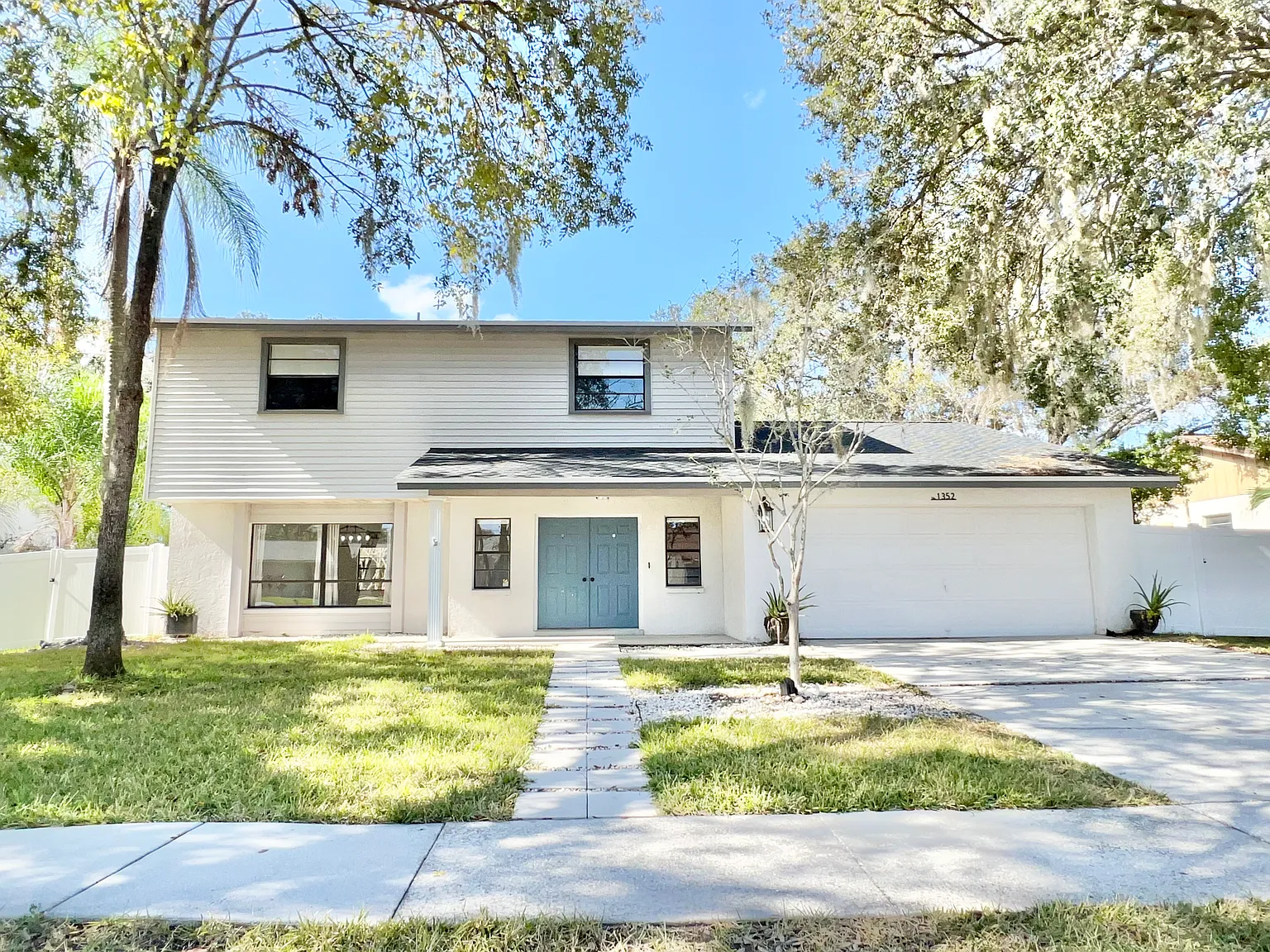 1352 Corner Oaks Dr — Photo 1