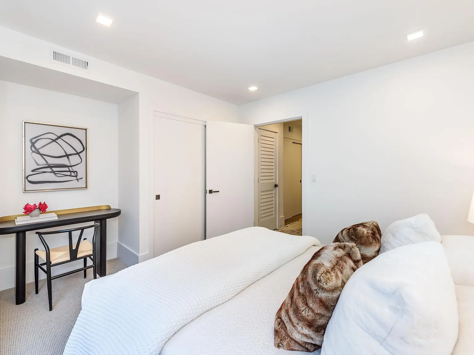 2 bed, 2.5 bath, 1072 sqft, $6,700 — Photo 4