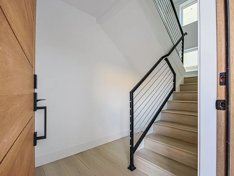 1223 N June St — Photo 34
